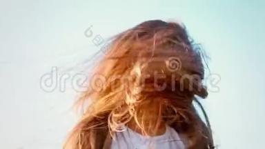 一个漂亮的小女孩，长着飘逸的长发，她的头朝不同的方向<strong>扭动</strong>，女孩在玩她的头发。